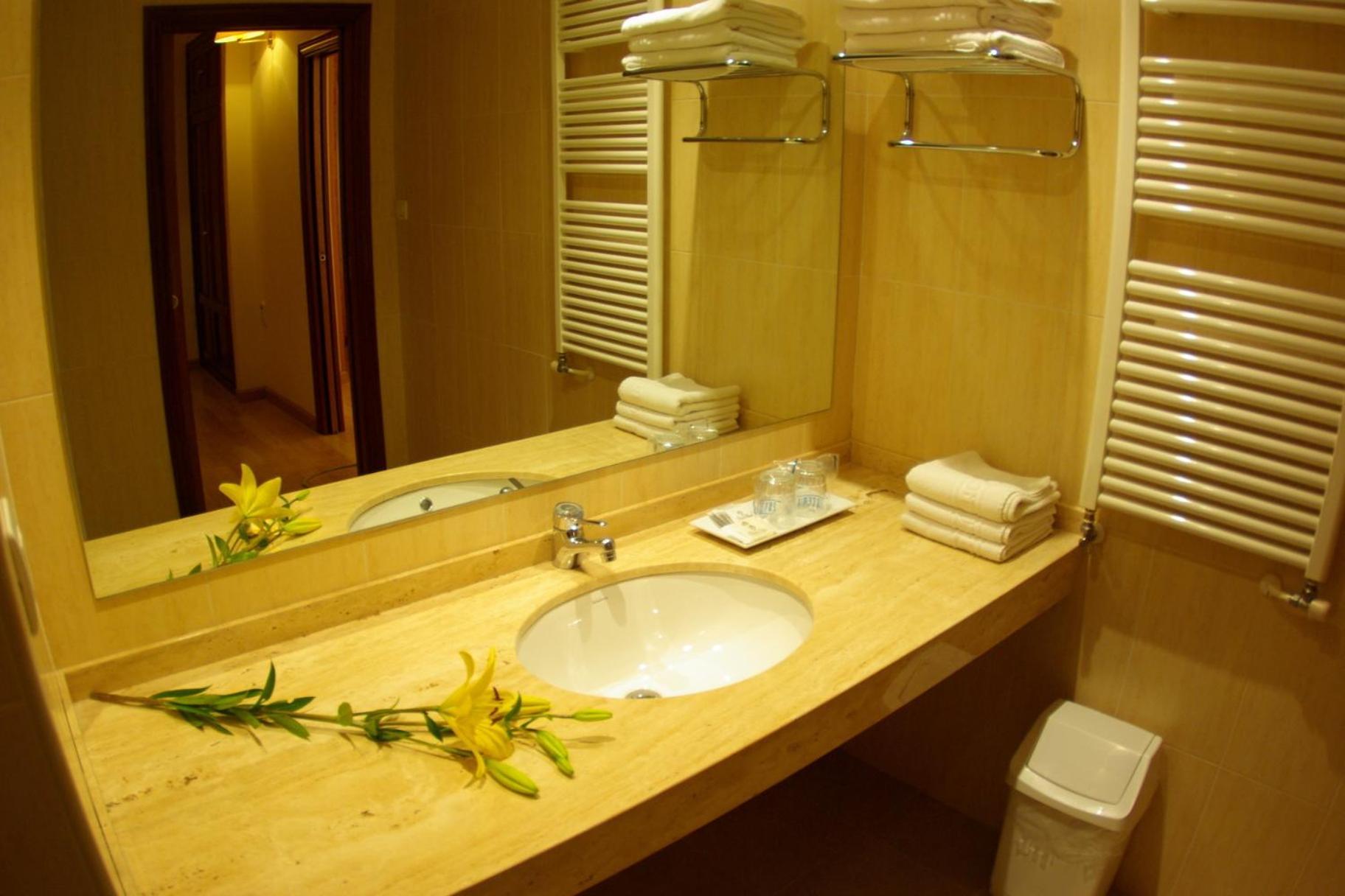 Hotel Y Apartamentos Arias Navia Eksteriør bilde