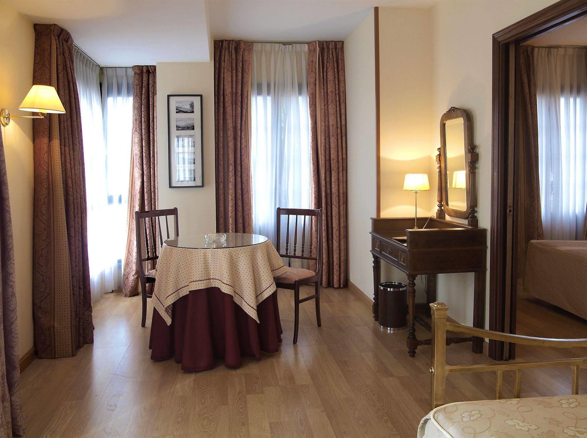 Hotel Y Apartamentos Arias Navia Eksteriør bilde
