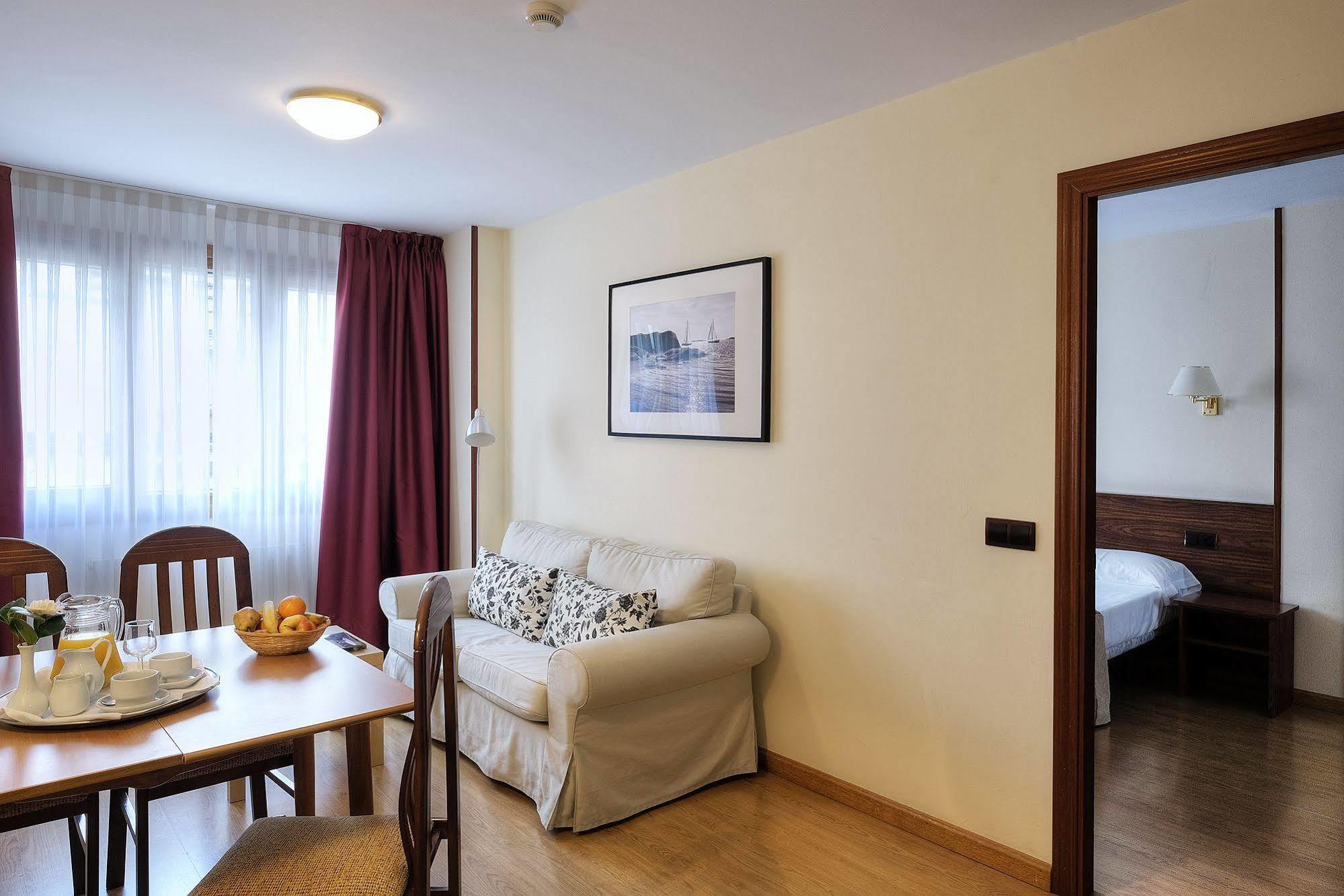 Hotel Y Apartamentos Arias Navia Eksteriør bilde