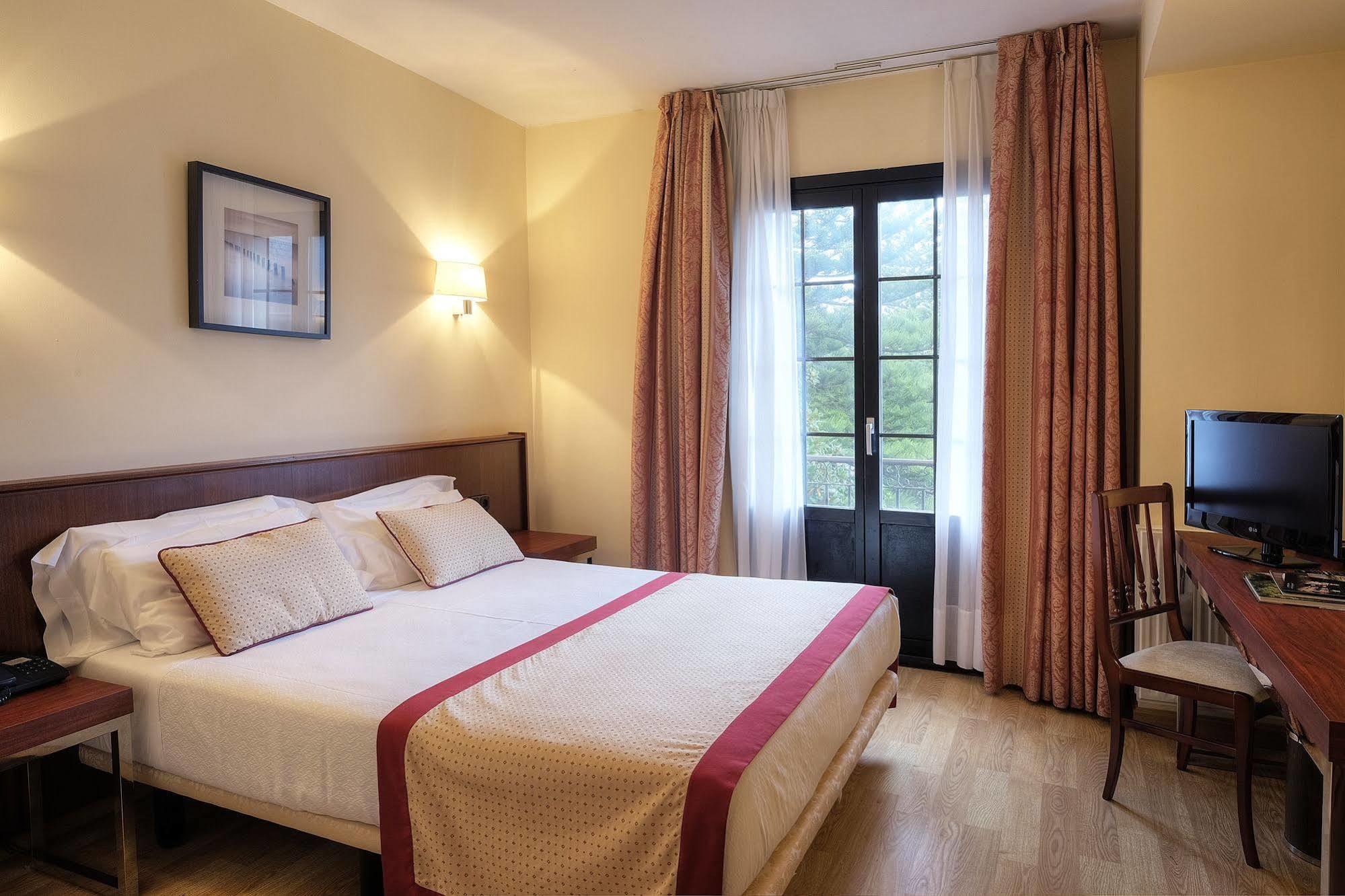 Hotel Y Apartamentos Arias Navia Eksteriør bilde