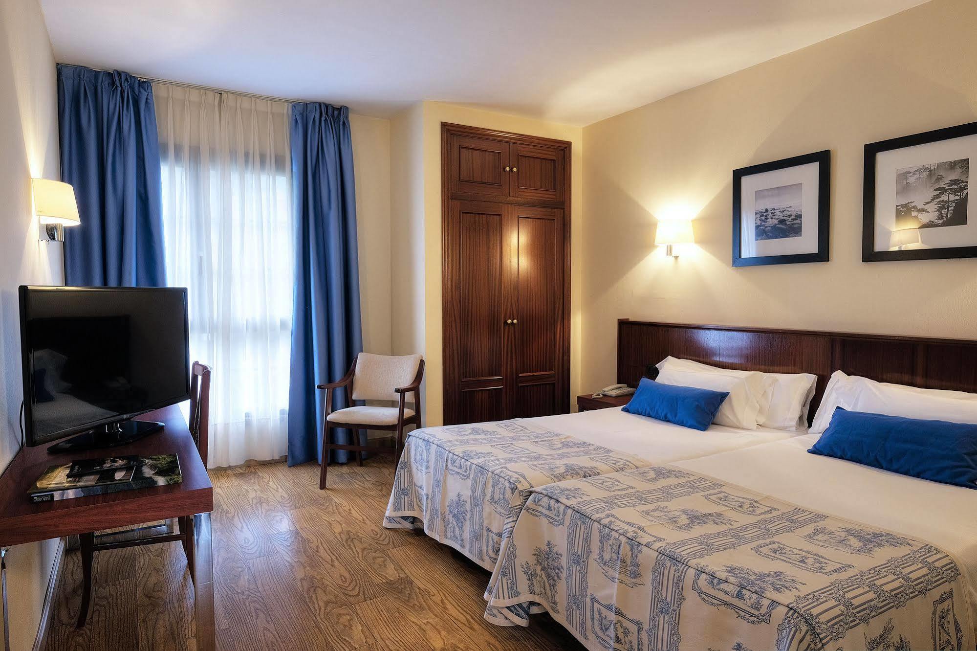 Hotel Y Apartamentos Arias Navia Eksteriør bilde