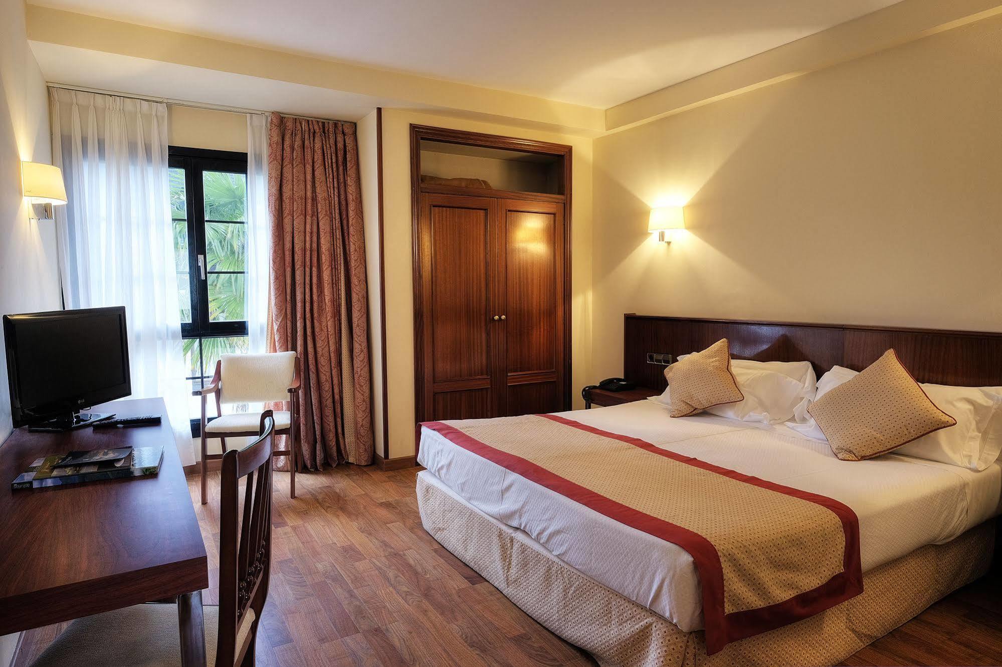 Hotel Y Apartamentos Arias Navia Eksteriør bilde