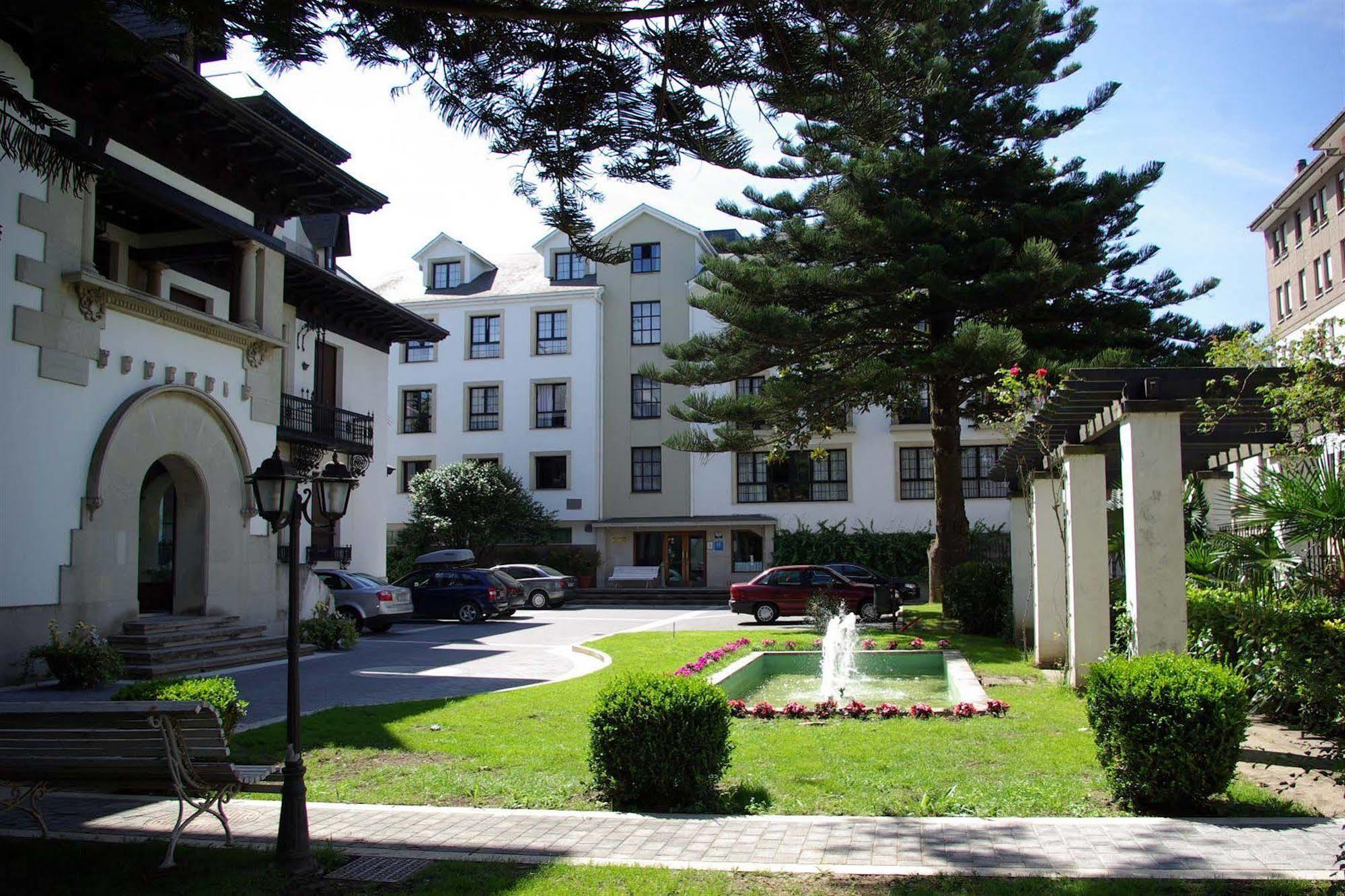 Hotel Y Apartamentos Arias Navia Eksteriør bilde